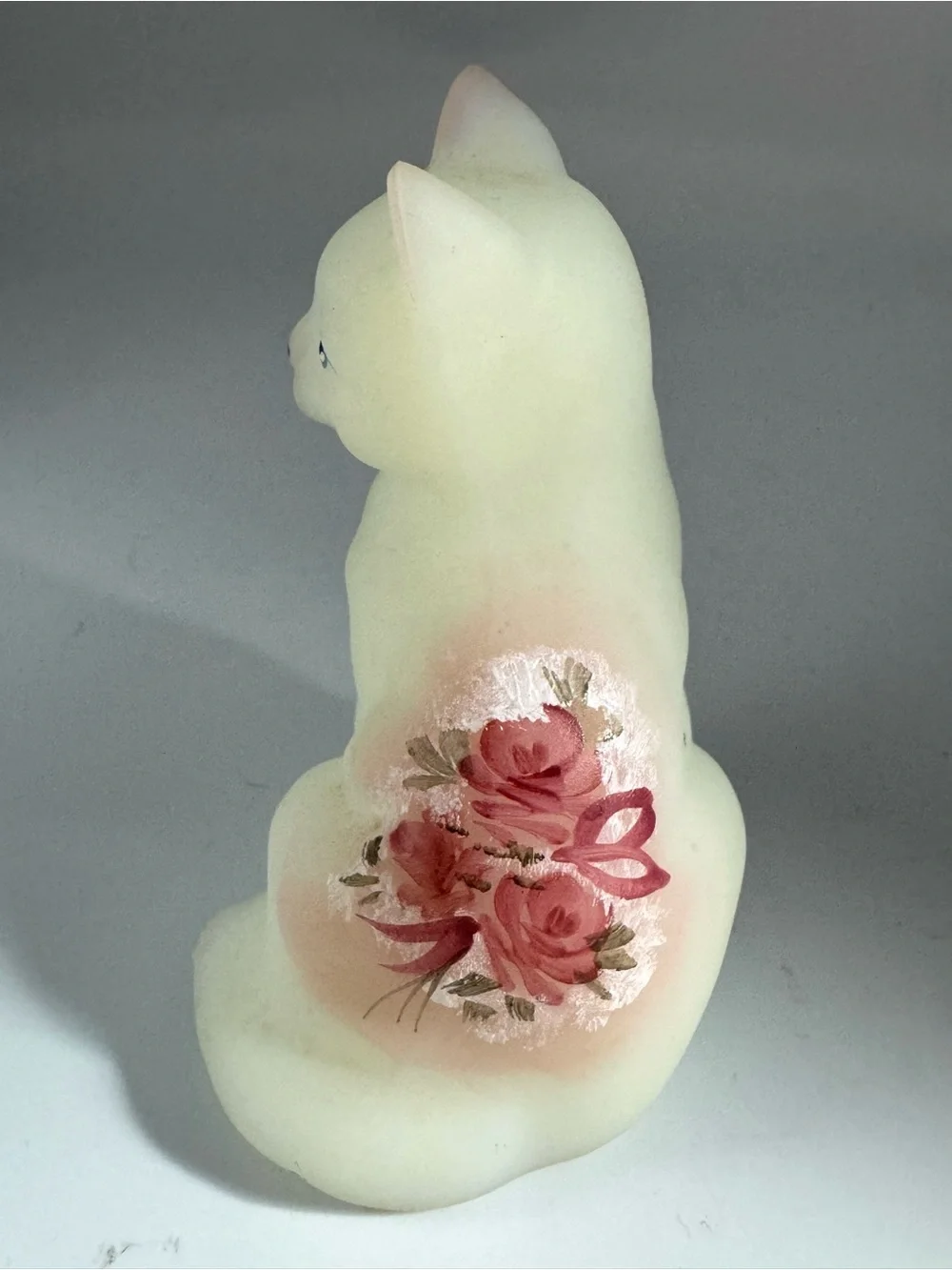 Fenton Victorian Rose Sitting Cat